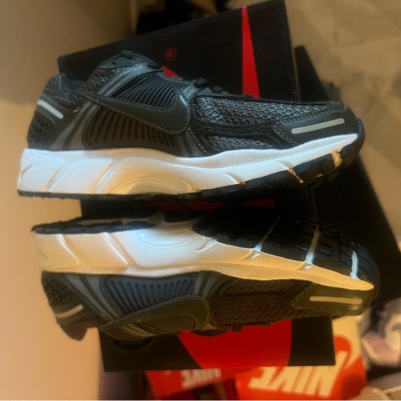 Nike Women Air Zoom Vomero 5 Sequoi dark green fits men size 9 - Picture 4 of 5